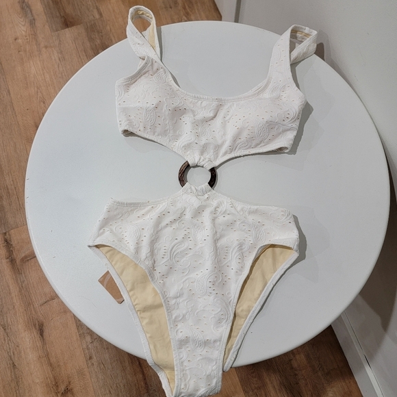BERLOOK O-Ring Cut Out One-Piece Swimsuit White - Picture 3 of 5